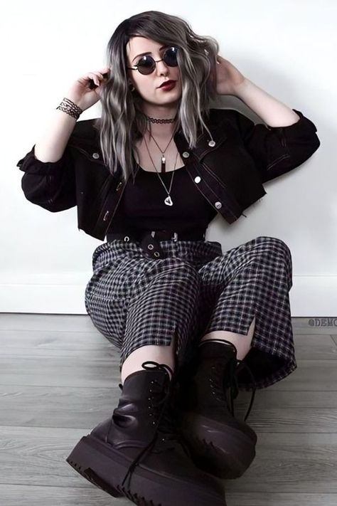 Subtle Punk Outfits, Causal Goth Outfits, Punk Fall Outfits, Goth Outfit Winter, Fall Alternative Outfits, Fall Goth Outfits, Alternative Fall Fashion, Style Edgy Soft Grunge, Edgy Work Outfits