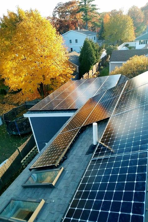 Homes With Solar Panels, Solar Panel Aesthetic, Solar Panel Roof Design, Solar Panels On Roof, Solar Aesthetic, Homemade Solar Panels, Eco Technology, Diy Solar System, Residential Solar Panels