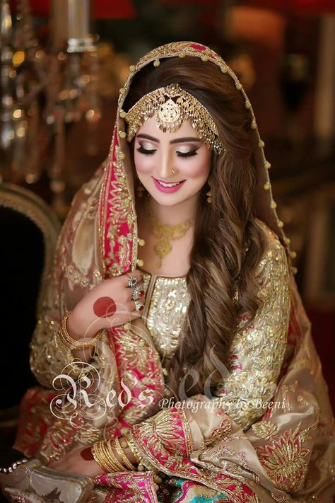 Dulhan Hair Style, Pakistani Bridal Hairstyles, Pakistani Bridal Makeup, Matha Patti, Asian Wedding Dress, Bridal Makeover, Desi Bride, Latest Bridal Dresses, Pakistani Wedding Outfits