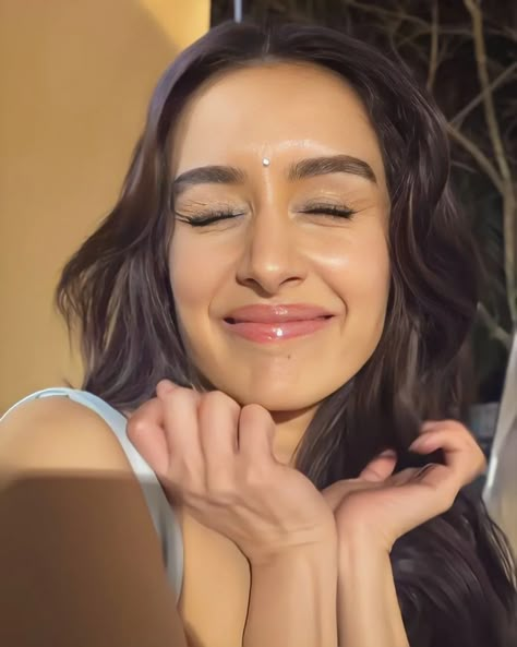 Aesthetic Picture Of Shraddha Kapoor, Shraddha Kapur Images Traditional, Vulgar Humor, Aditi Bhatia, Half Girlfriend, Ootd Poses, Background Videos, Ananya Pandey, Shraddha Kapoor Cute