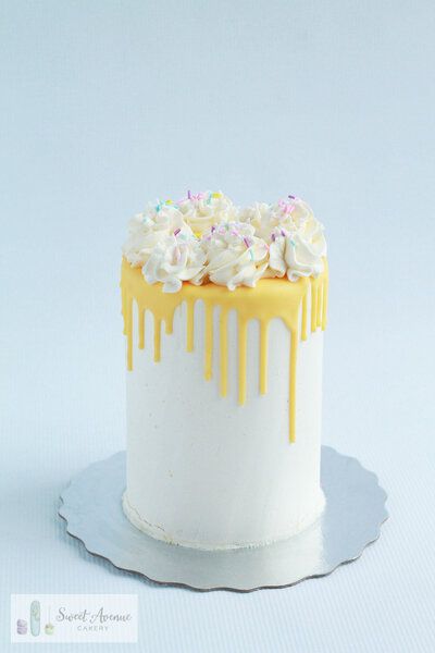 Yellow Sprinkle Cake, White And Yellow Cake Decoration, Yellow Cakes Ideas, Yellow Cake Decoration, Yellow Drip Cake, Yellow Cakes Decoration, Drip Birthday Cake, Yellow Birthday Cake, Classic Birthday Cake