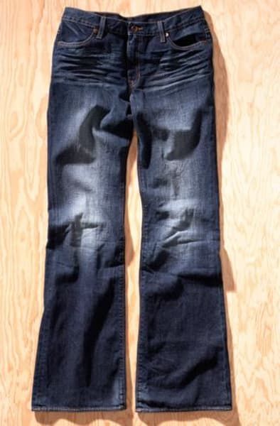 Take an old pair of jeans and turn them into a trendy favorite with these tips on how to distress your jeans. Diy Distressed Jeans, Distress Denim, How To Fade, Diy Denim, Denim Projects, Denim Diy, Cut Offs, Faded Jeans, Frayed Denim