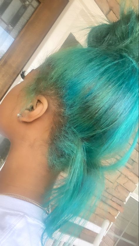 Black And Blue Natural Hair, Blue 4c Hair, Blue And Green Dyed Hair, Blue Hair Dye Black Women, Teal Dyed Hair, Teal Skunk Stripe, Turquoise Hair Black Women, Teal Curly Hair, Teal Braids Black Women