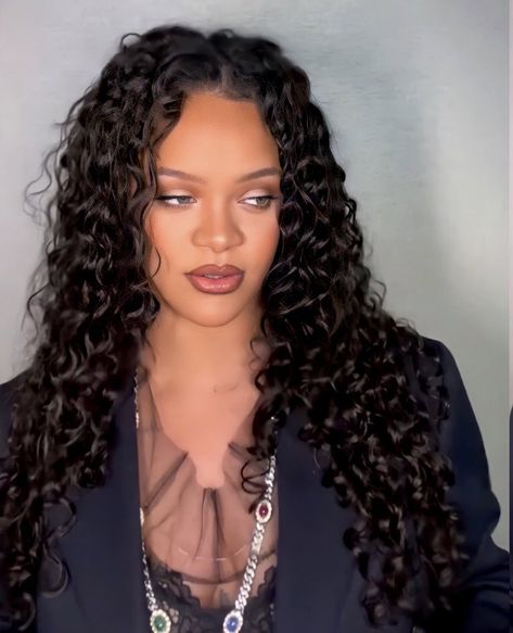 Fenty Cop on Twitter: "Rihanna at 18 Rihanna at 34 https://t.co/hMcboB8d5L" / Twitter Rihanna Long Hair, Rihanna Curly Hair, Beyonce Curly Hair, Rihanna Face, Fenty Rihanna, Long Curly Haircuts, Beyonce Hair, Rihanna Hairstyles, Rihanna Looks