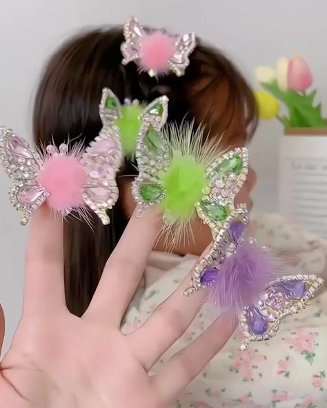 A hairpin that can inflame wings like a real butterfly. Your girl will like it!🥰 | By Plausiblei | Facebook Butterfly Hairpin, Flying Butterfly, Mode Tips, Real Butterfly, Handmade Hair Bows, Butterfly Hair Clip, Butterfly Hair, Diy Hair Bows