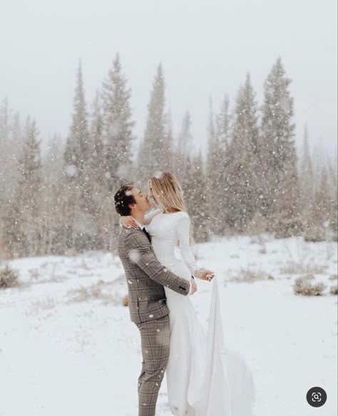 Winter Wedding Aesthetic, Winter Wedding Photos, Bella Photography, Wedding Diary, Wedding Wonderland, Wedding Themes Winter, Winter Elopement, Winter Photoshoot, Engagement Session Outfits