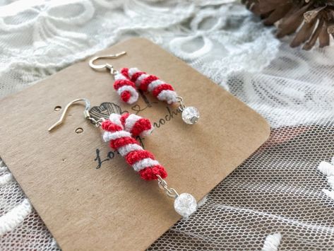 LovelyCrochy - Etsy Canada Crochet Candy Cane Earrings, Crochet Earrings Christmas, Christmas Crochet Earrings, Crochet Christmas Earrings, Diy Christmas Earrings, Christmas Candy Cane Decorations, Crochet Jewlery, Crochet Cute, Candy Cane Ornament