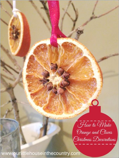 How to Make Dried Orange and Cloves Slices Christmas Decorations - Our Little House in the Country Oranges And Cloves Decoration, Orange And Cloves, Pagan Christmas, House In The Country, Natural Christmas Decor, Dekor Diy, Dried Oranges, Natural Christmas, Easy Christmas Crafts