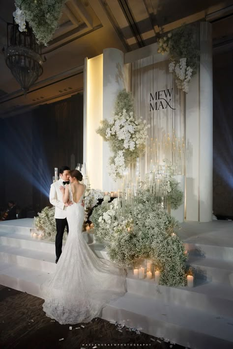 Altar Wedding Indoor, Ceiling Flower Installation, Wedding Altar Ideas Indoor, Korean Wedding Venues, Regal Wedding Theme, Ballroom Wedding Decor, Ballroom Decor, Indoor Wedding Decorations, Bridal Backdrops