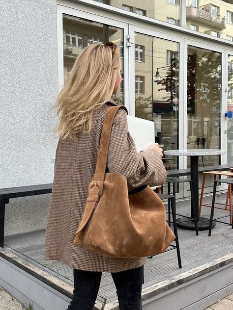 Falling for suede Latte Aesthetic, Boho Handbags, Fashion Student, Bag Business, Commuter Bag, Student Fashion, Vintage Bag, Outfit Inspo Fall, French Fashion