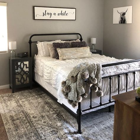 Farmhouse bedroom Spare Room Ideas Bedrooms, Comfy Bedrooms, Bedroom Wall Decor Ideas, Rustic Bedroom Design, Bedroom Makeovers, Bachelorette Pad, Guest Bedroom Decor, Bedroom Farmhouse, Bedroom Remodel