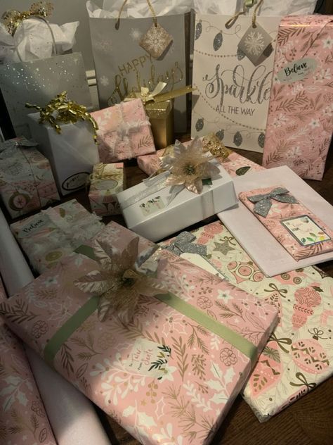 Present Wrapping Christmas, Christmas Gifts Wrapped, Christmas Goals, Pink Christmas Wrapping Paper, Christmas Tree Gifts, Luxury Flower Bouquets, Pink Wrapping Paper, Christmas Coquette, Christmas Dreaming