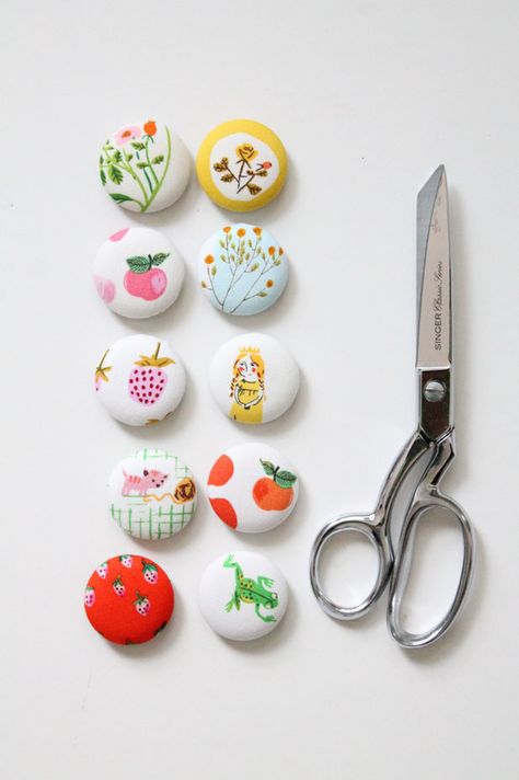 Fabric Covered Button Magnets, Fabric Covered Buttons Crafts, Covered Button Crafts, Fabric Magnets Diy, Fabric Buttons Diy, Fabric Buttons Ideas, How To Cover Buttons With Fabric, Fabric Scrap Earrings, Covered Buttons Diy