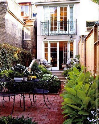 BELLE VIVIR -Decorating Ideas, Interior Design Inspirations and Fashion Latest. : Beautiful New York City Backyards Georgian Balcony, Side Courtyard, Courtyard Landscape, Basement Conversion, Balcony Railings, Patio Interior, Brick Patios, City Garden, Decks And Porches