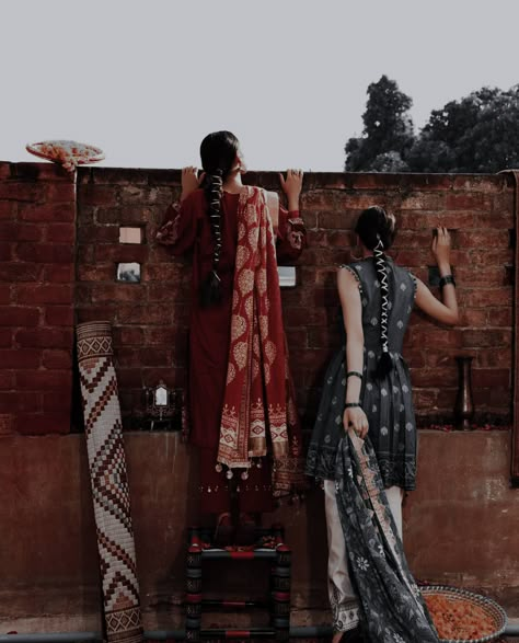 Desi Aethstetic, Vintage Desi Aesthetic, Street Fashion Photoshoot, Pakistani Aesthetic, South Asian Aesthetic, Pakistani Culture, Desi Love, Royalty Aesthetic, Desi Aesthetic