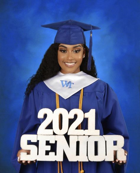 Senior Yearbook Ideas, Yearbook Makeup, Graduation Cap Pictures, Senior Yearbook Pictures, Senior Portraits Yearbook, Cap Pictures, Graduation Pics Ideas, 18th Photoshoot, Senior Pictures Hairstyles