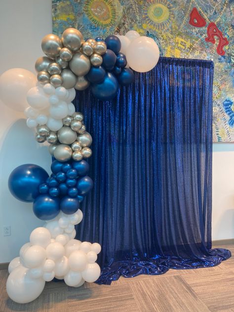 Photo Booth With Balloons, Blue Photobooth Backdrop, Blue Booth Design, Photobooth Balloon Backdrop, Blue White And Gold Party Decor, Blue Theme Graduation Party, University Graduation Party Ideas Decoration, Blue And White Grad Party, Ide Photobooth