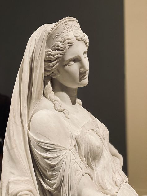 Ancient Greek Woman Statue, Greek Women Sculpture, Classic Sculpture Greek, Greek Sculpture Women, Roman Statues Aesthetic, Greek Women Statues, Greek Statues Women, Female Greek Statue, Greek Gods Statues