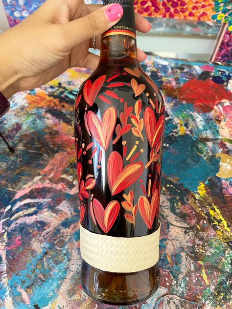 Painting A Bottle, Hand Painted Bottles Diy, Diy Wine Bottle Painting, Painted Alcohol Bottles, Painted Bottles Ideas, Paint Wine Bottles, Wine Bottle Painting, Bridal Balloons, Custom Champagne Bottle