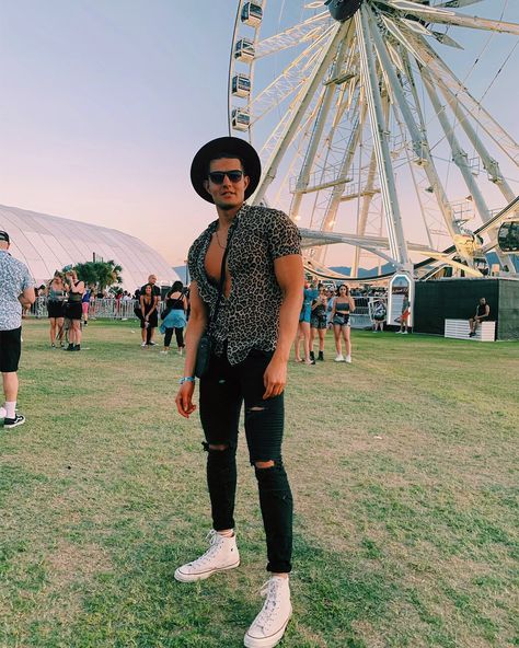 Men’s Coachella Fashion, Mens Summer Festival Outfit, Men Cochella Outfits Festival Style, Edm Concert Outfit Men, Men's Coachella Outfit, Festival Inspo Outfits Men, Cochella Outfits 2022 Men, Outfit Edc Hombre, Guy Festival Outfit