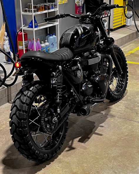 Custom Triumph Motorcycles, Triumph Scrambler Custom, Triumph Bonneville Custom, Triumph Logo, Triumph Bonneville T120, Custom Bikes Cafe Racers, Triumph Street Twin, Motor Custom, Cafe Racer Moto