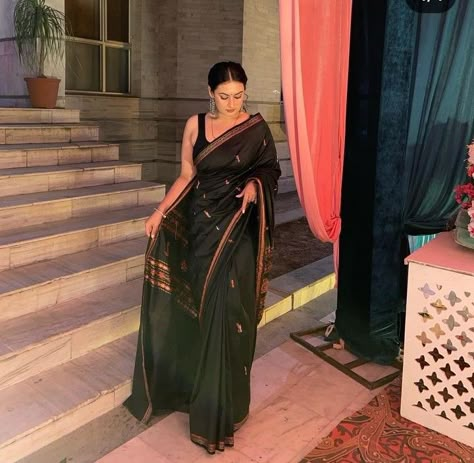 Suit Design Back Side, Diwali Look For Women Indian Saree, Diwali Saree Look, Dark Saree, Saree With Black Blouse, Poses In Saree, Black Cotton Saree, Saree Aesthetic, Saree Inspiration