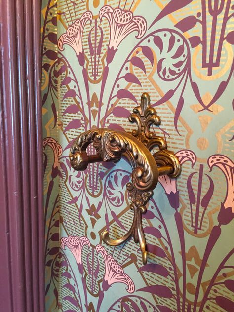 At Home Imagineering: Haunted Mansion inspired rest (in peace) room - Inside the Magic Haunted Mansion Bathroom, Peace Room, Mansion Bathroom, Disney House Ideas, Haunted Mansion Decor, Mansion Decor, Mansion Rooms, Mansion Living Room, Disney House