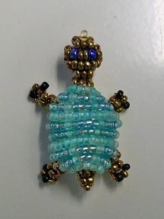 Free detailed tutorial with step by step photos on how to make a turtle out of seed beads and wire in the technique of 3D beading. Great for beginners! Spider Beads, Pony Bead Animals, Seed Bead Bracelets Tutorials, 3d Beading, Bead Animals, 3d Animals, Beads Candy, Bead Loom Pattern, Bead Crochet Rope