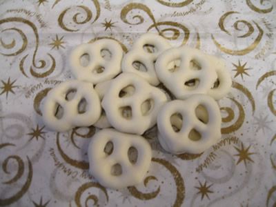 Yogurt Covered Pretzels:  3-ounce regular cream cheese, softened;  5 cups sifted confectioner sugar;  3 tablespoons plain yogurt (you could also use flavored, if you wish)  1 teaspoon vanilla  1/2 cup white chocolate circles or chips (type for candymaking will have the best results)  Bag pretzels Yogurt Pretzels Recipe, Yogurt Pretzels, Diy Yogurt, White Chocolate Covered Pretzels, Yogurt Covered Pretzels, Chocolate Yogurt, Pretzel Dip, Covered Pretzels, Pretzels Recipe