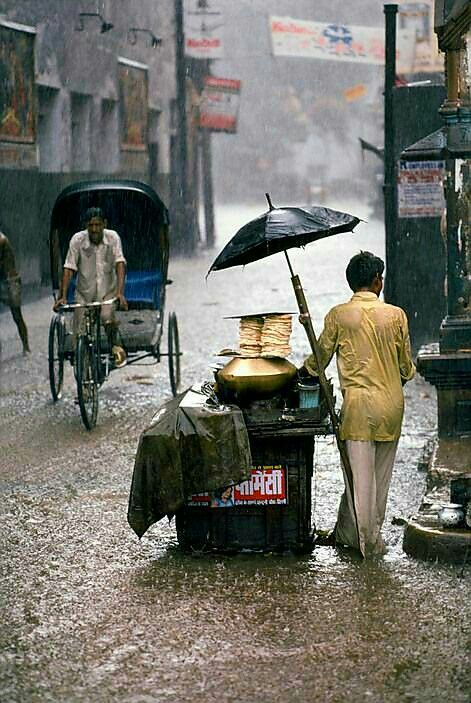 Steve Mccurry Photos, Food Vendor, Old Delhi, Chandni Chowk, Amazing India, I Love Rain, Steve Mc, Steve Mccurry, We Are The World