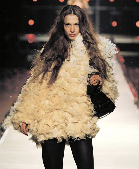 Jessica Miller at Chloe Fall 2003 Jessica Miller, Haute Couture Looks, Winter Chic, Androgynous Fashion, 2000s Fashion, Paris Fashion, Women's Style, Paris Fashion Week, Fashion Models