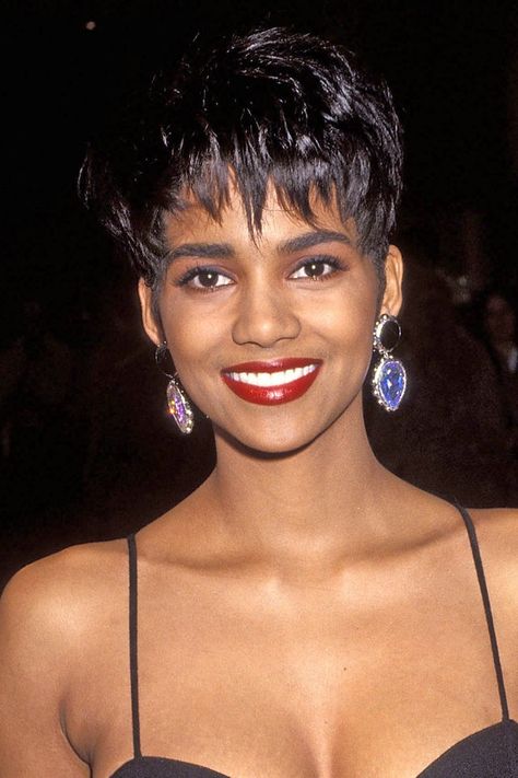 1992 Short Dark Pixie, Short Hair 90s, Haley Berry, Halle Berry Short Hair, Dark Pixie Cut, Halle Berry Pixie, Halle Berry Hairstyles, Female Crush, Portrait Celebrity