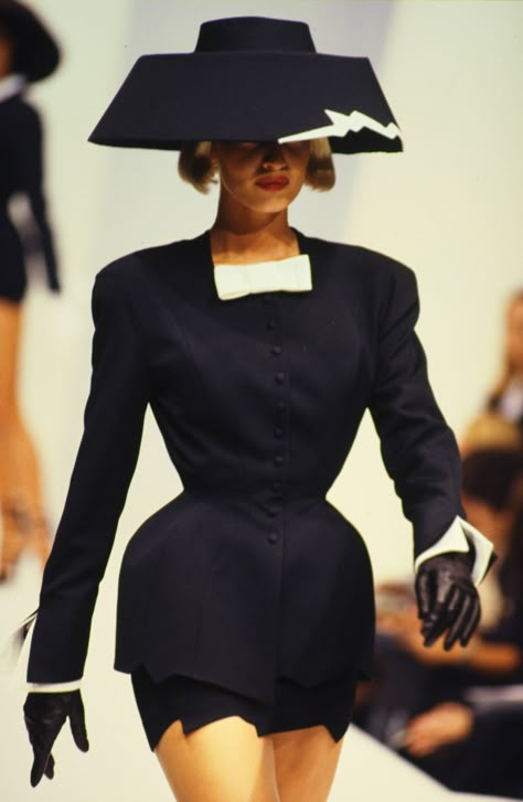 Thierry Mugler Runway Show RTW S/S 1994 Karen Mulder, Haute Couture Looks, Black Elegance, Fashion Forecasting, French Fashion Designers, Woman Suit Fashion, Thierry Mugler, Historical Dresses, Beauty And Fashion