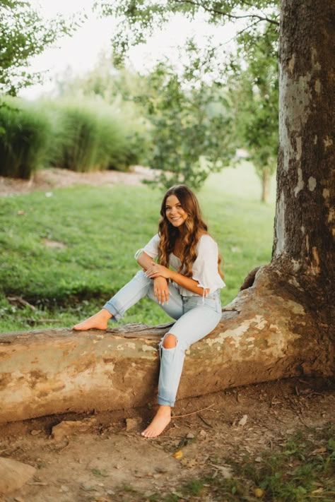 #senior #seniorpictures @ martinarachauphotography Senior Photoshoot Poses, Women Portraits, Senior Photography Poses, Senior Style, Street Outfits, Graduation Photography, Pose Idea, Sitting Poses, Outdoor Photoshoot