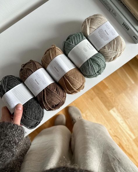 Patricia Bagienski - Grandits (@strick.yoga) | Profil Instagram Crochet Asthetic Picture, Crocheting Aesthetic, Knit Aesthetic, Yarn Aesthetic, Crochet Blanket Scarf, Crochet Instagram, Knitting Room, Yarn Color Combinations, Knitting Club