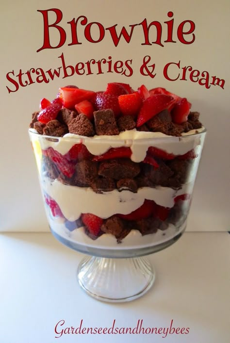 Brownie Strawberries and Cream Trifle Bowl Desserts, Bowl Desserts, Trifle Bowl Recipes, Trifle Dessert Recipes, Fudge Brownie Recipe, Brownie Trifle, Dessert Summer, Trifle Bowl, Trifle Desserts