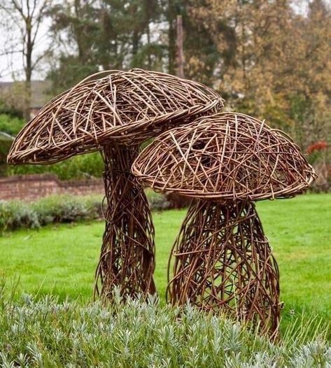 Twig Art, Willow Weaving, Japanese Garden Design, Garden Deco, Garden Art Sculptures, Easy Garden, Garden Structures, Nature Crafts, Outdoor Art