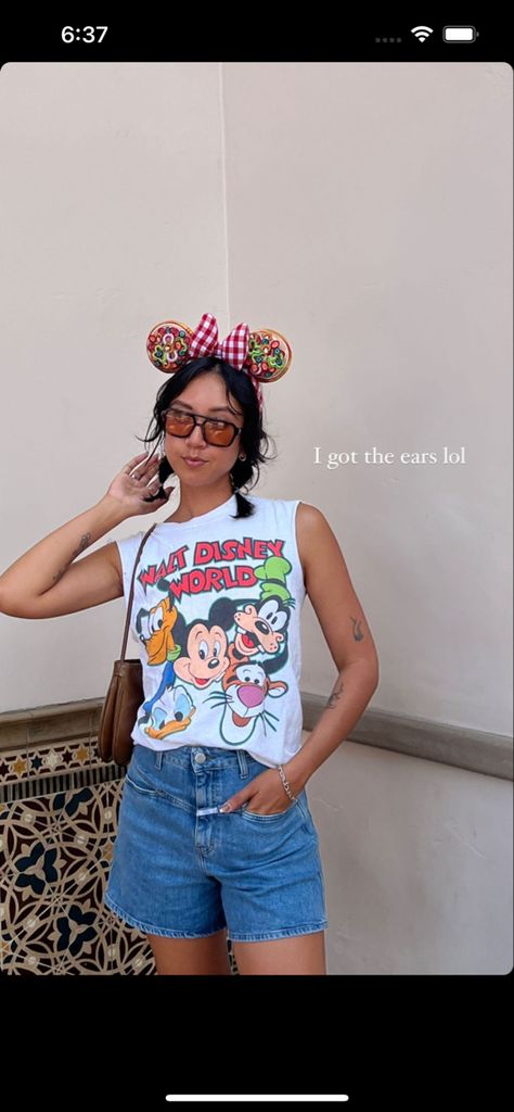 Street Style Disney Outfit, Bougie Disney Outfits, Disney World Spring Outfits, Disney Park Outfit Inspiration, Masc Disney Outfits, 80s Disney Outfits, Disney Graphic Tee Outfit, Cool Disneyland Outfits, Disney Chic Outfit