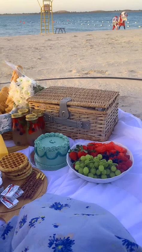 Beach Picnic Aesthetic, Beach Picnic Foods, Wedding Anniversary Ideas, Romantic Beach Picnic, Beach Picnic Party, Picnic Date Food, Picnic Day, Picnic Aesthetic, Picnic Inspiration