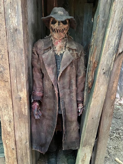 Zombie Scarecrow, Scarecrow Costume Women, Scary Scarecrow Costume, Halloween Sculptures, Haunted Trail Ideas, Halloween Schminke, Hunted House, Halloween Block Party, Halloween Props Scary