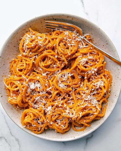 Roasted Red Pepper and Goat Cheese Pasta — Kale Me Maybe Roasted Red Pepper Goat Cheese, Red Pepper Goat Cheese, Cauliflower Rice Risotto, Goat Cheese Pasta, Gluten Free Lasagna, My Favorite Food, Goat Cheese Recipes, Pasta Water, Pepper Pasta