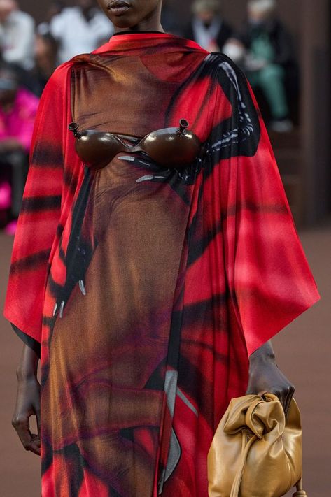 Loewe FALL 2022 READY-TO-WEAR Loewe Fall 2022, Old Fashioned House, Fall 2022, Vogue Runway, Plaid Scarf, Luxury Branding, Fashion Show, Ready To Wear, Fall Winter