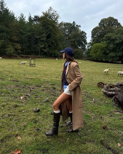 Instagram Hunter Green Aesthetic, British Countryside Fashion, Countryside Old Money, British Countryside Aesthetic, Fall Girl Aesthetic, Aesthetic Countryside, Another Day Another Dollar, Cottagecore Fits, Countryside Outfit