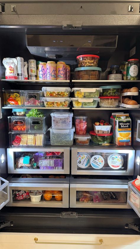 I’m certainly no expert in the food-prepping department, but when I shared a few things I was doing to set up my family for the week, several of you guys were interested. I love making easy and healthy homemade food for my family and thanks to my organization it's easy. Read all about my favorite ways to keep your fridge organized on the blog! Pretty Refrigerator Organization, Healthy Food In Fridge, Refrigerator Set Up, Fridge Organization Healthy, Family Fridge Organization, Whole Foods Fridge, Fridge Set Up, Huge Fridge Organization, Large Fridge Organization