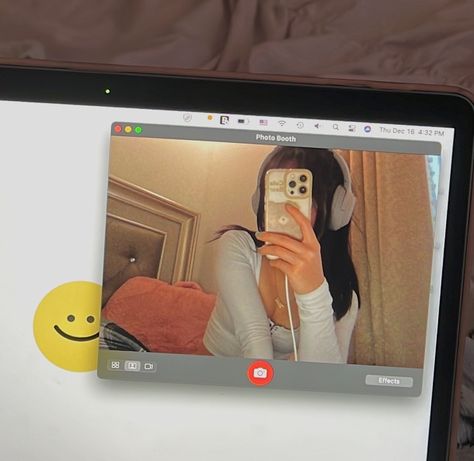 Photobooth Macbook Ideas, Headphones Y2k, Malu Trevejo Outfits, Macbook Photobooth, Iphone Selfie, Digital Pics, Girl With Headphones, Photobooth Pictures, Camera Selfie