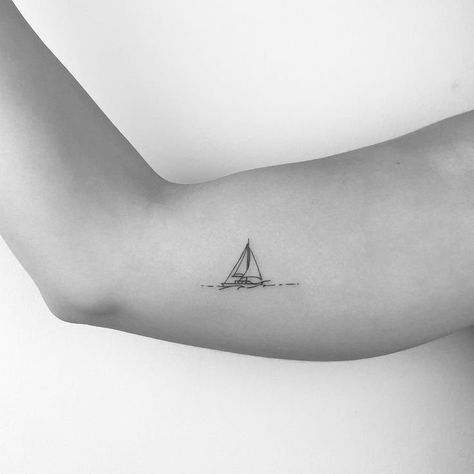 Sailing Tattoo, Grey Ink Tattoos, Sailboat Tattoo, Boat Tattoo, Tattoo Shirt, Muster Tattoos, Geniale Tattoos, Infinity Tattoos, Incredible Art