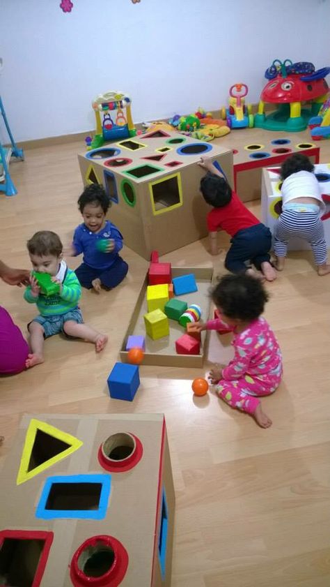 First year party activities: cardboard boxes, figures and balls Sensory Boxes For Toddlers, Box Activities For Toddlers, Cardboard Activity, Baby Christmas Toys, Baby Learning Activities, Toddler Play, Toddler Learning Activities, Kids Discover, Montessori Activities