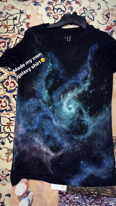 Galaxy Shirt Diy, Diy Space Shirt, Galaxy Tie Dye Diy, Galaxy Print Clothes, Astronomy Moodboard, Coldplay Outfit, Tie Dye Shirts Designs, Galaxy Tshirt, Galaxy Tie Dye