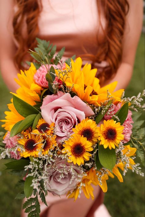 Sunflowers. Pink roses. Orange. Green. Its beautiful wedding! Blush Pink And Sunflower Wedding, Dusty Rose And Sunflower Wedding, Pink Sunflower Wedding, Pink With Sunflowers Wedding, Sunflower Pink Wedding, Pink Sunflower Bouquet, Pink Roses And Sunflowers Wedding, Dusty Pink And Yellow Wedding, Pink And Sunflower Wedding