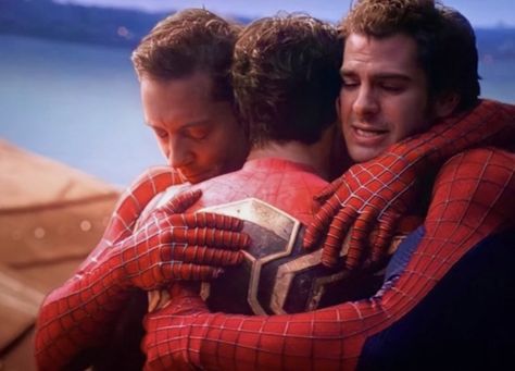 spider-man nwh tom holland, andrew garfield and tobey maguire hugging Dr Stephen Strange, Man Hug, Spiderman 3, Spiderman Movie, Marvel Images, Marvel 3, Andrew Garfield, Amazing Spiderman, Marvel Memes